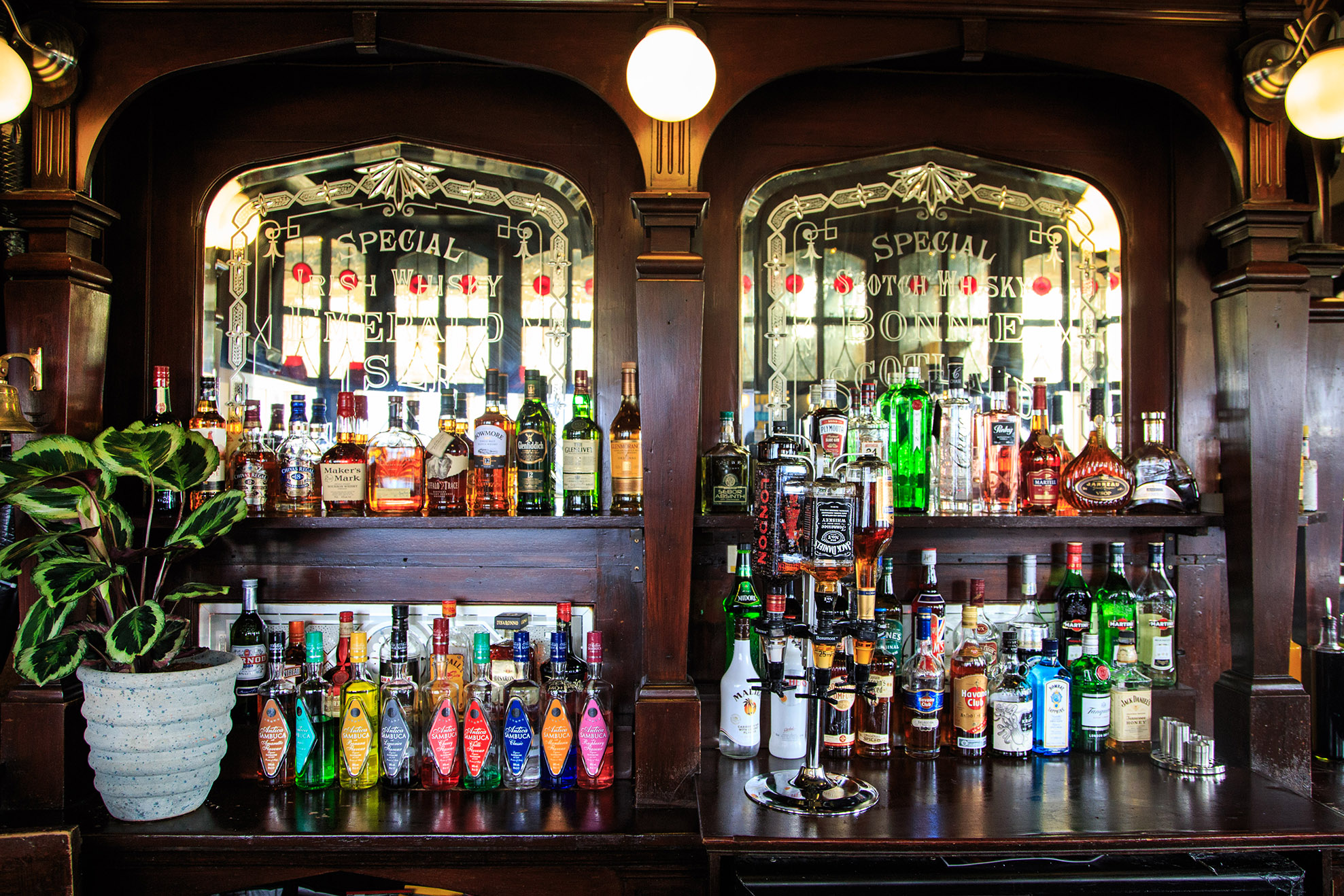 MAIN BAR